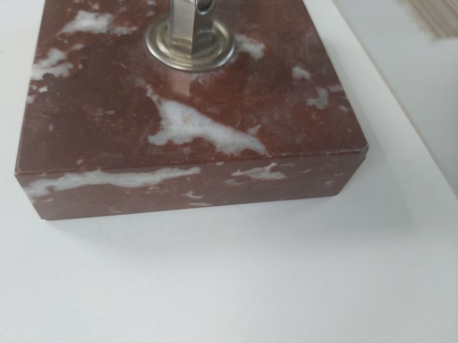 Stojak na pióro z marmurową podstawą