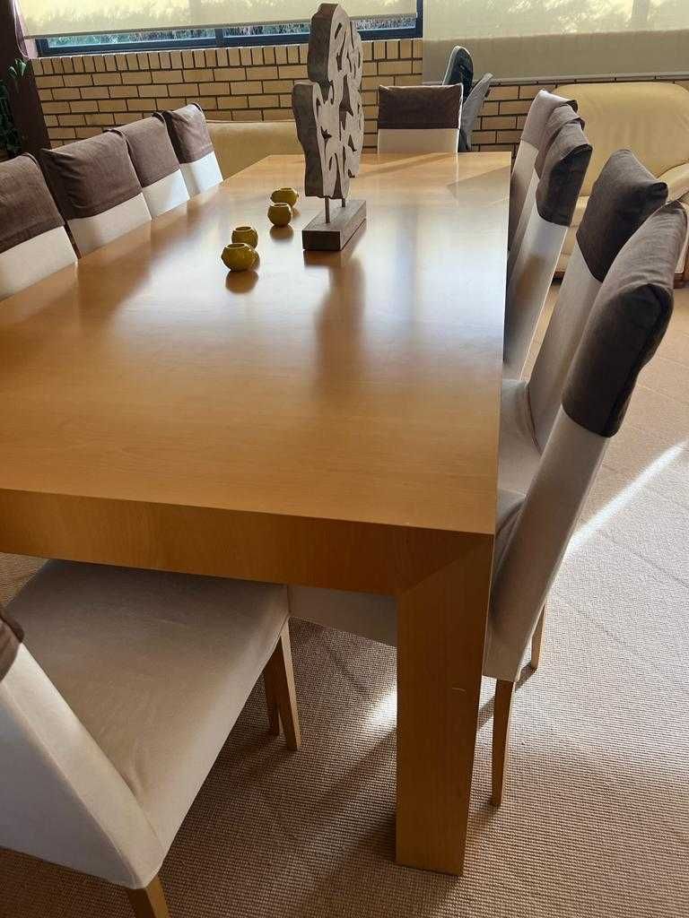 Conjunto de Mesa Maciça com 12 cadeiras