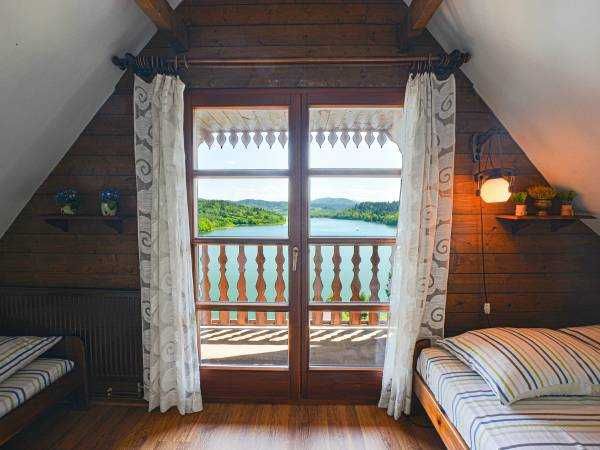 Bieszczady drewniany dom z kominkiem Polańczyk Solina Widok na Jezioro