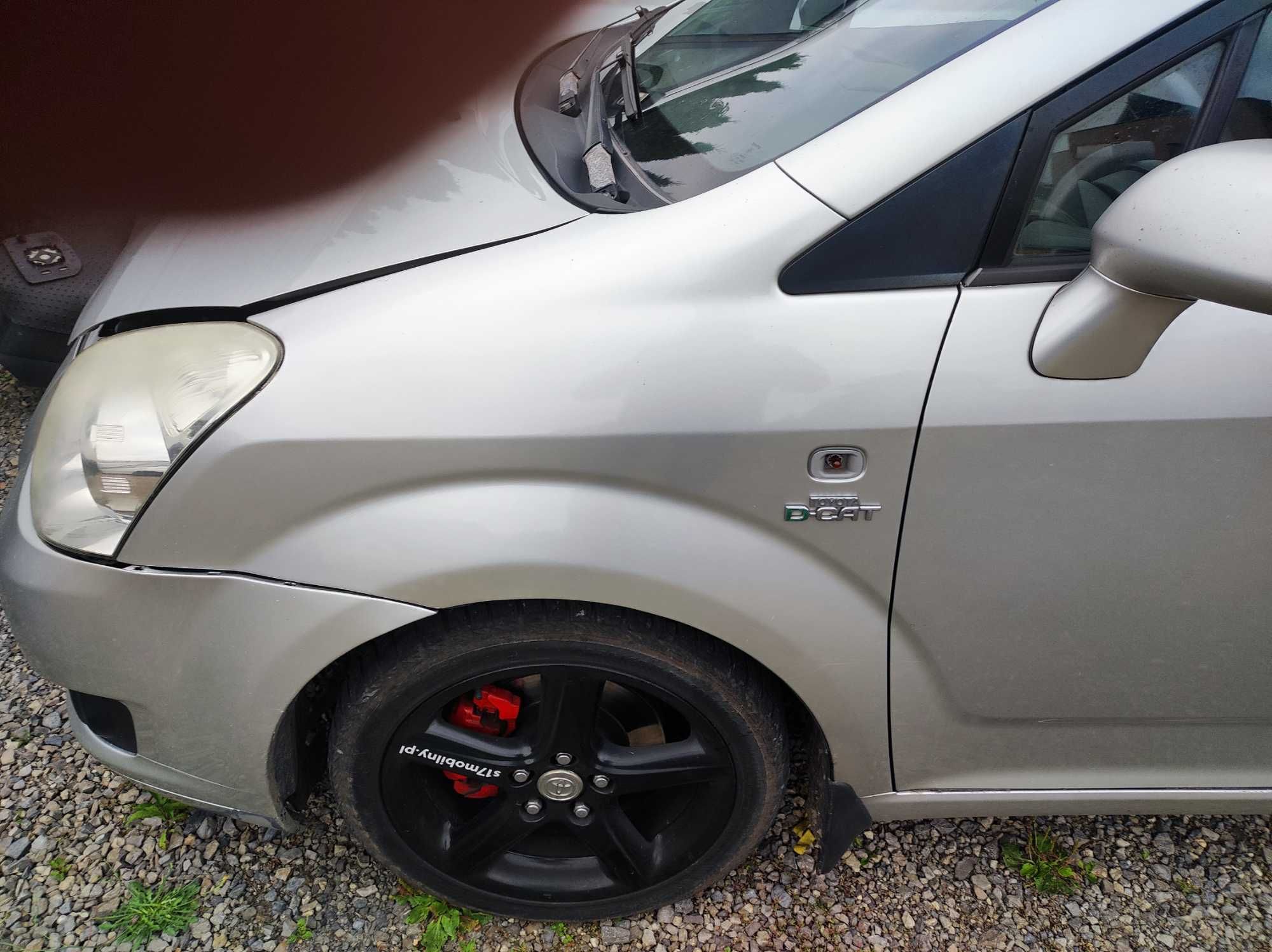 Błotnik przedni lewy prawy 1CO Toyota Corolla Verso 2