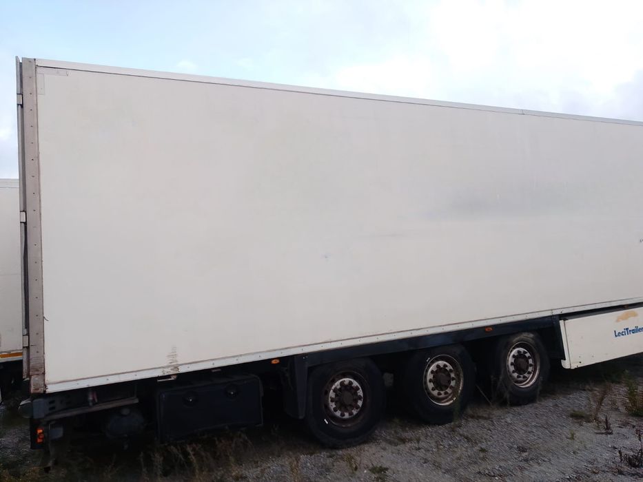 Semi reboque (Box) em excelente estado