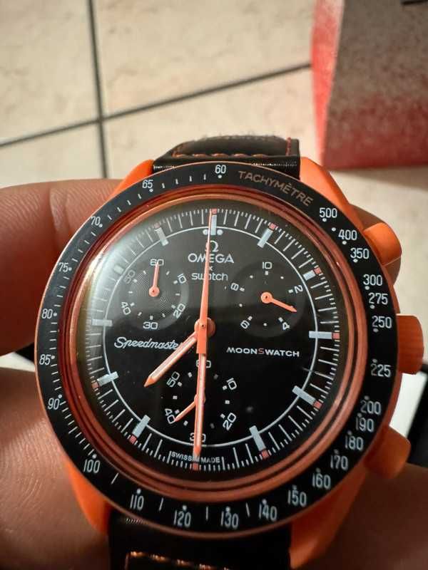 Omega x Swatch SO33O100 Lava - Gradienty Czerwonego i Oranżowego