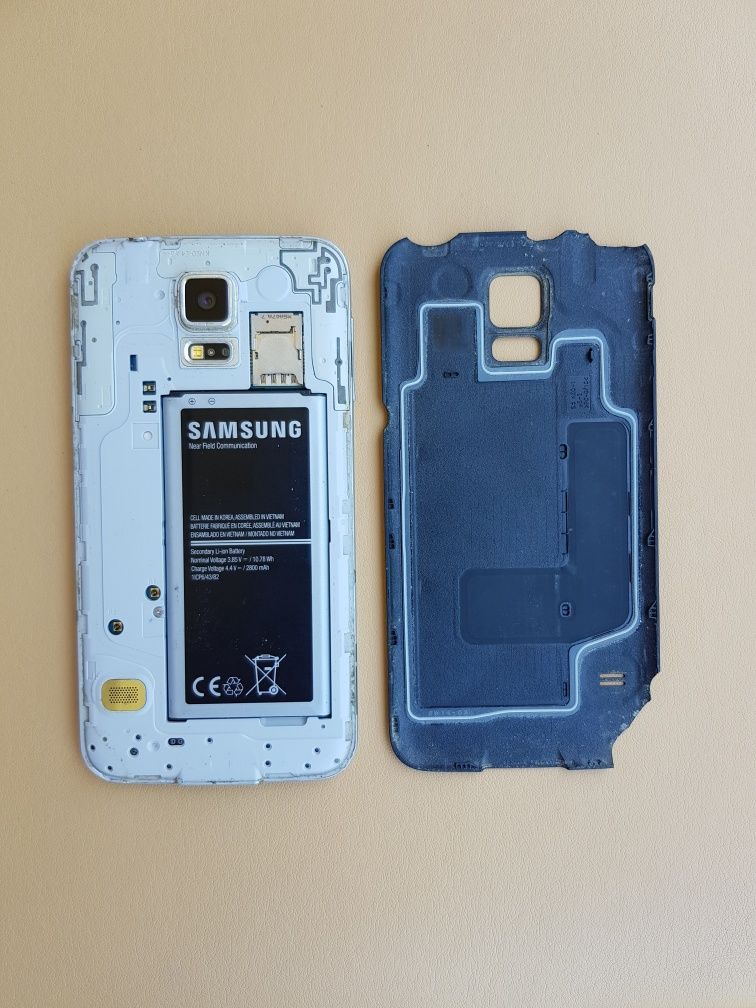 Telemóvel Samsung Galaxy S5 Neo Avariado p/ peças c/ duas capas