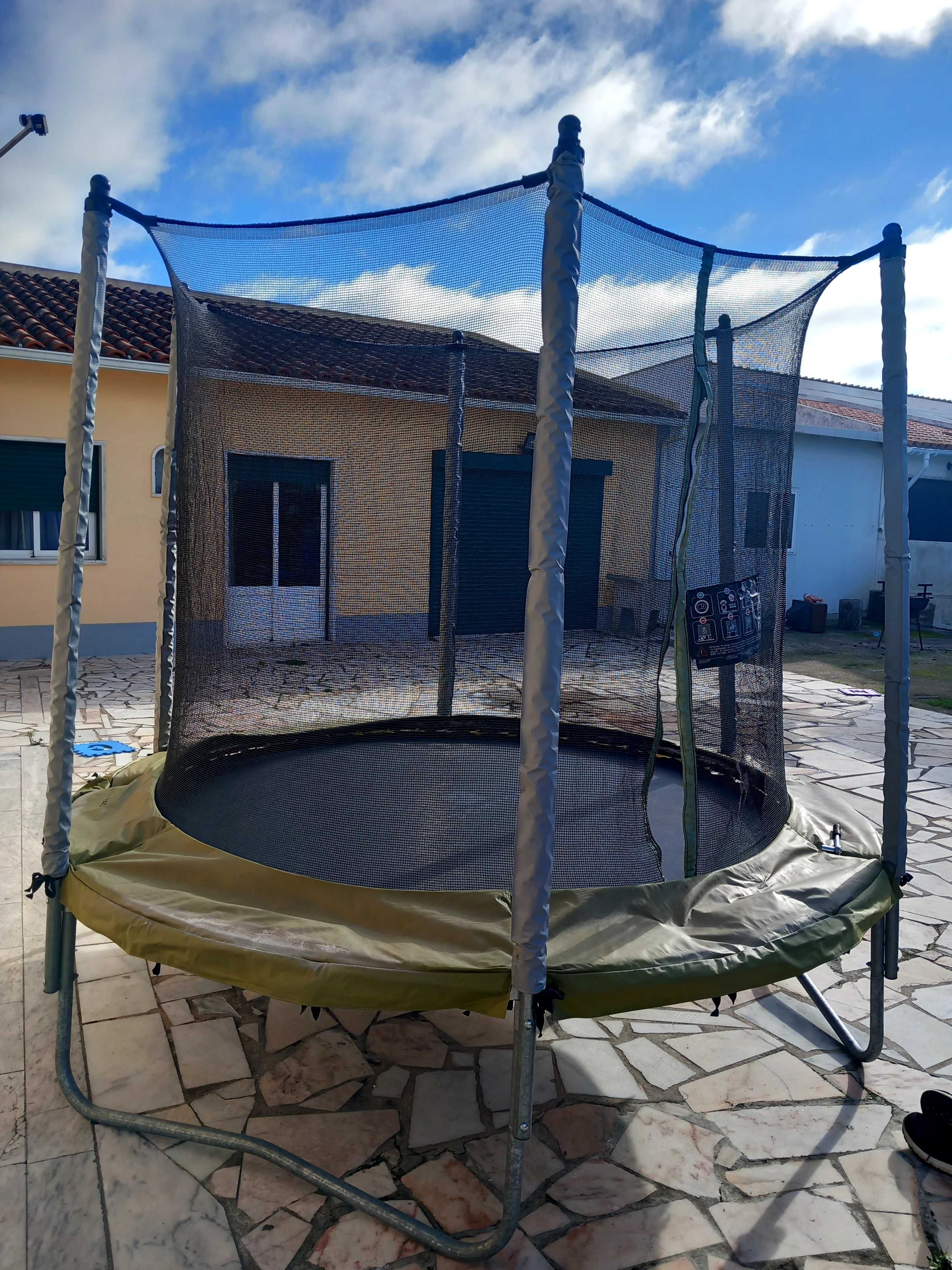 Aluga-se Insufláveis em PVC - Trampolins - piscina de bolas