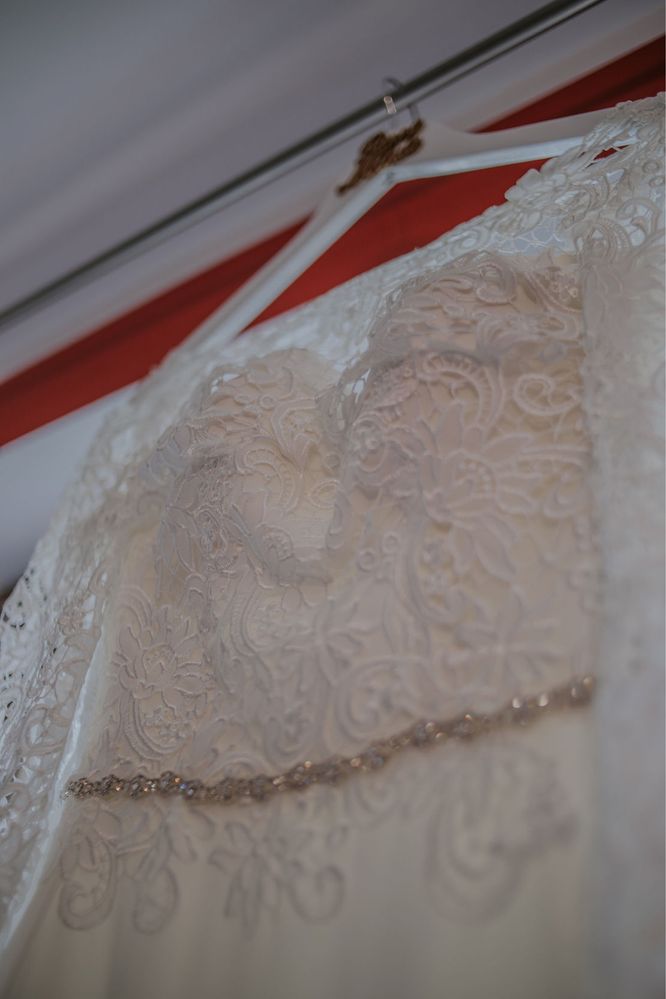 Suknia ślubna pieknie zdobiona - długi rekaw, koronka