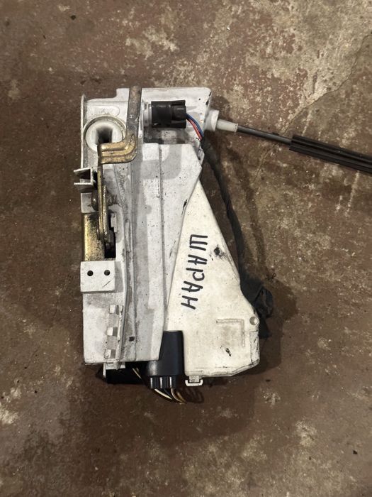 Замок передній 93BG220A20DD 40379412V