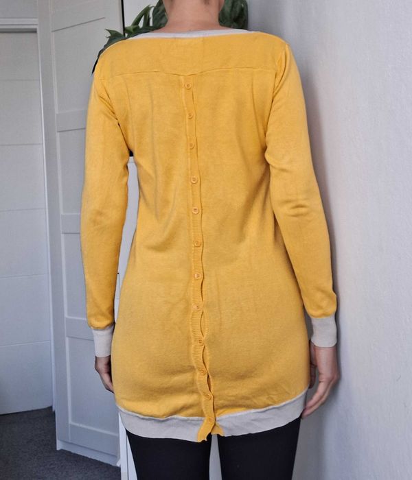 dłuższy sweter damski M z guzikami na plecach