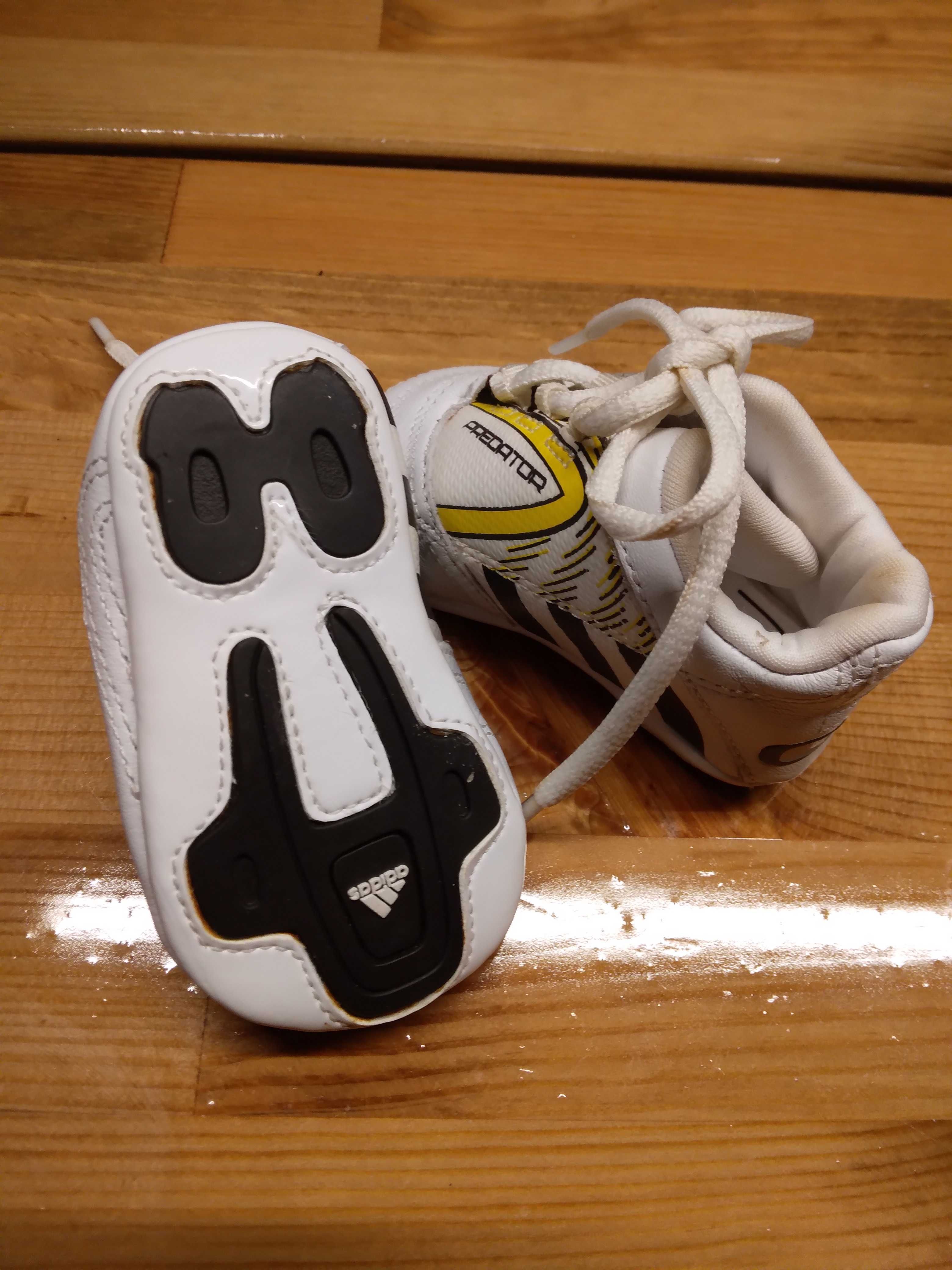 Adidasy dla niemowlaka z mieciutkiej skóry