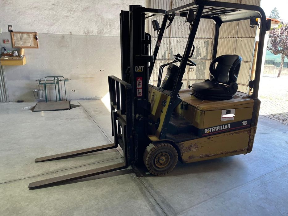 Empilhador Elétrico CAT -1600 KG-TRIPLEX