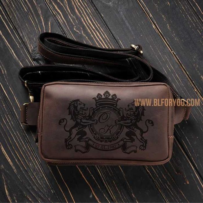 Чоловіча шкіряна сумка бананка з гравіюванням, іменна сумка на плече