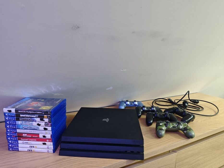 Konsola PlayStation 4 PRO 1TB, 11 Gier, 5 padów, stan idealny jak nowy
