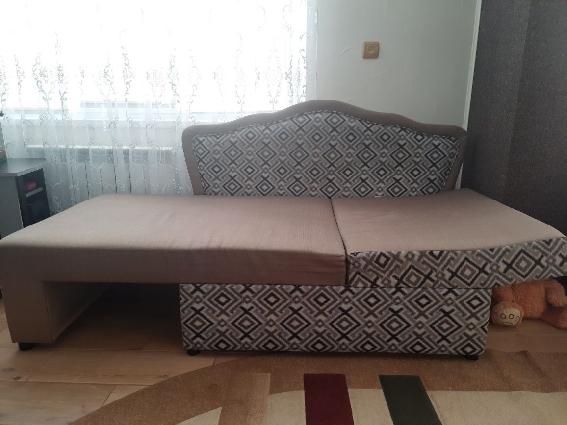 Продам диван у гарному стані!