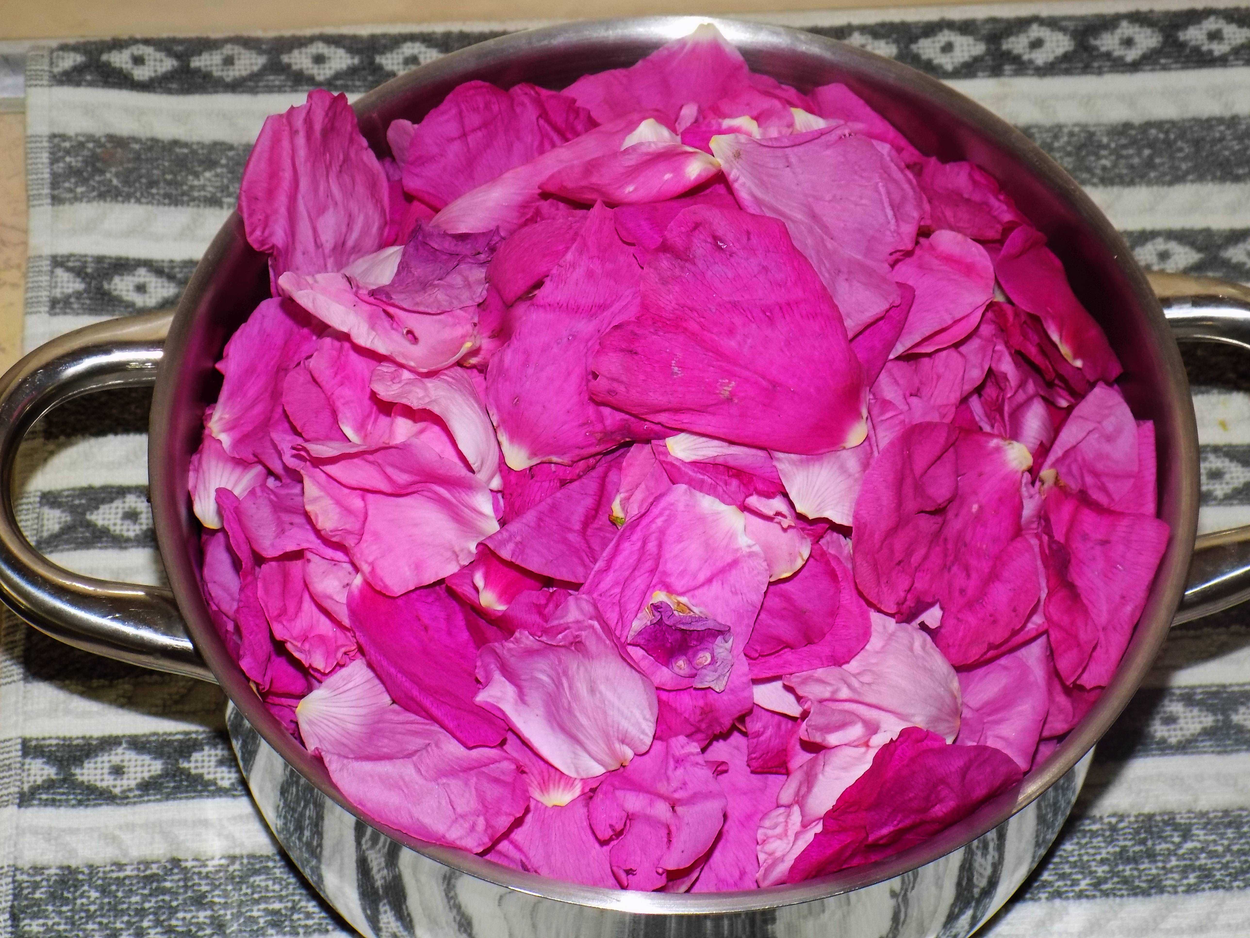 Naturalny syrop z płatków róży