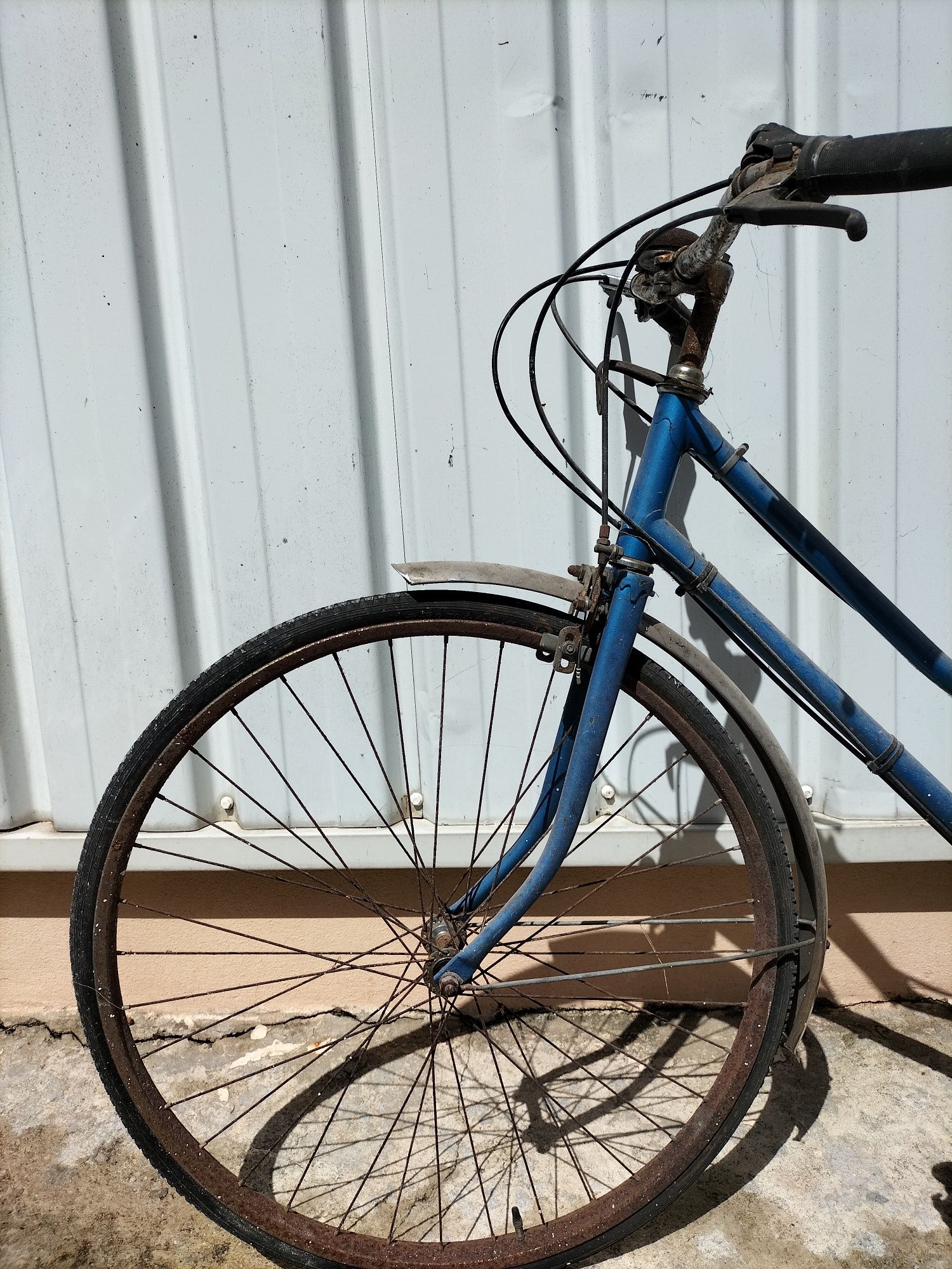 Bicicleta antiga,pasteleira para restauro