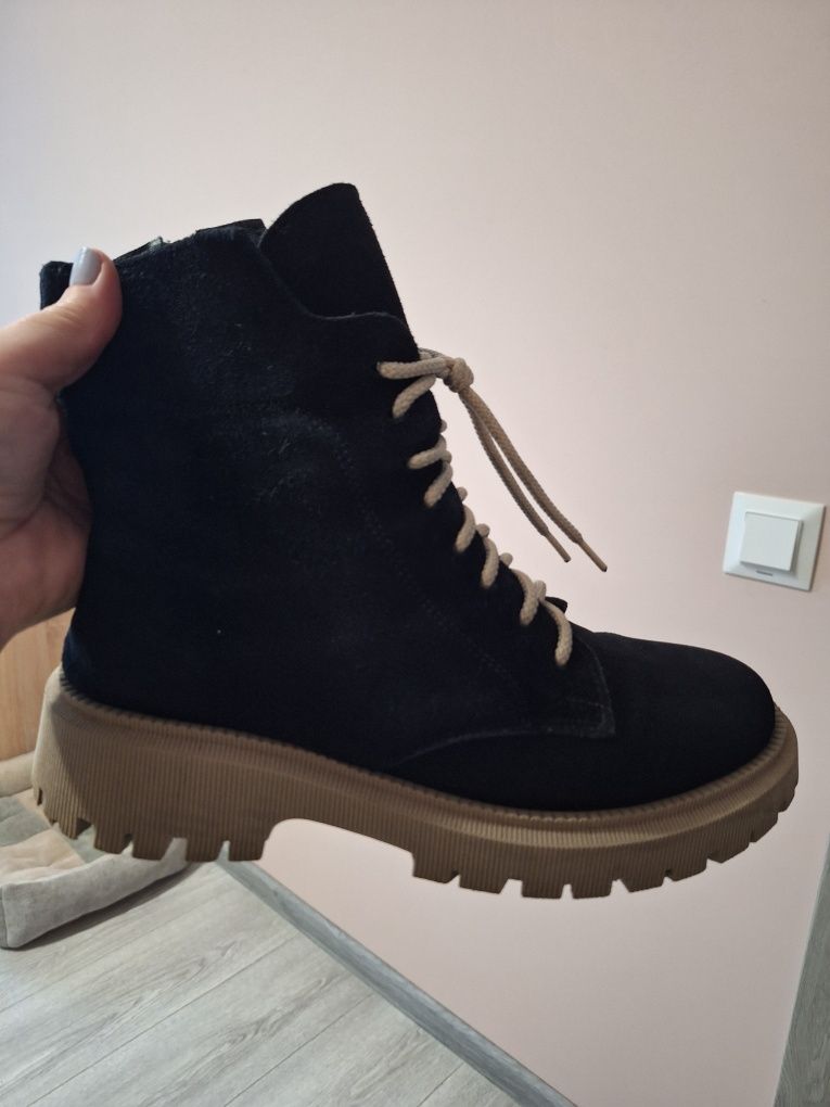Продам женские ботинки.розмер40.