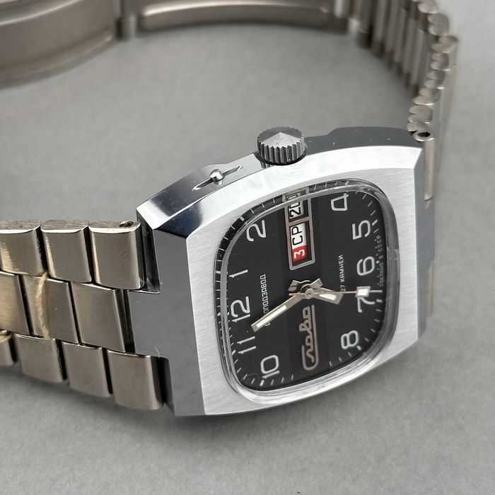 Zegarek vintage Slava – Tank | czarna tarcza | dzień + data | USSR