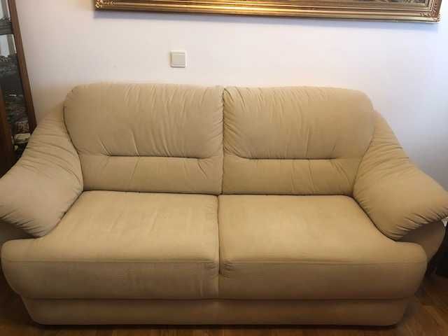 Conjunto 3 sofás cor bege, 1 de 3 lugares e 2 poltronas individuais