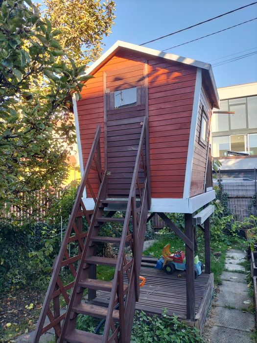 Domek z tarasem i piaskownicą