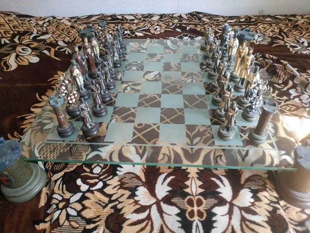 Шахматы. Эксклюзив, Испания. Стеклянная доска на четырёх башнях.