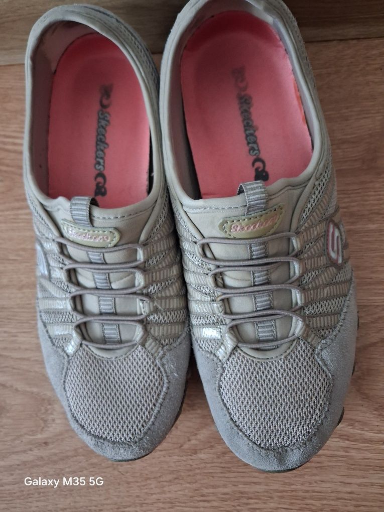 Skechers na szerszą stopę