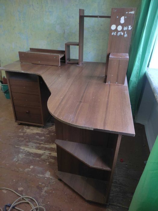 Комп'ютерний стіл