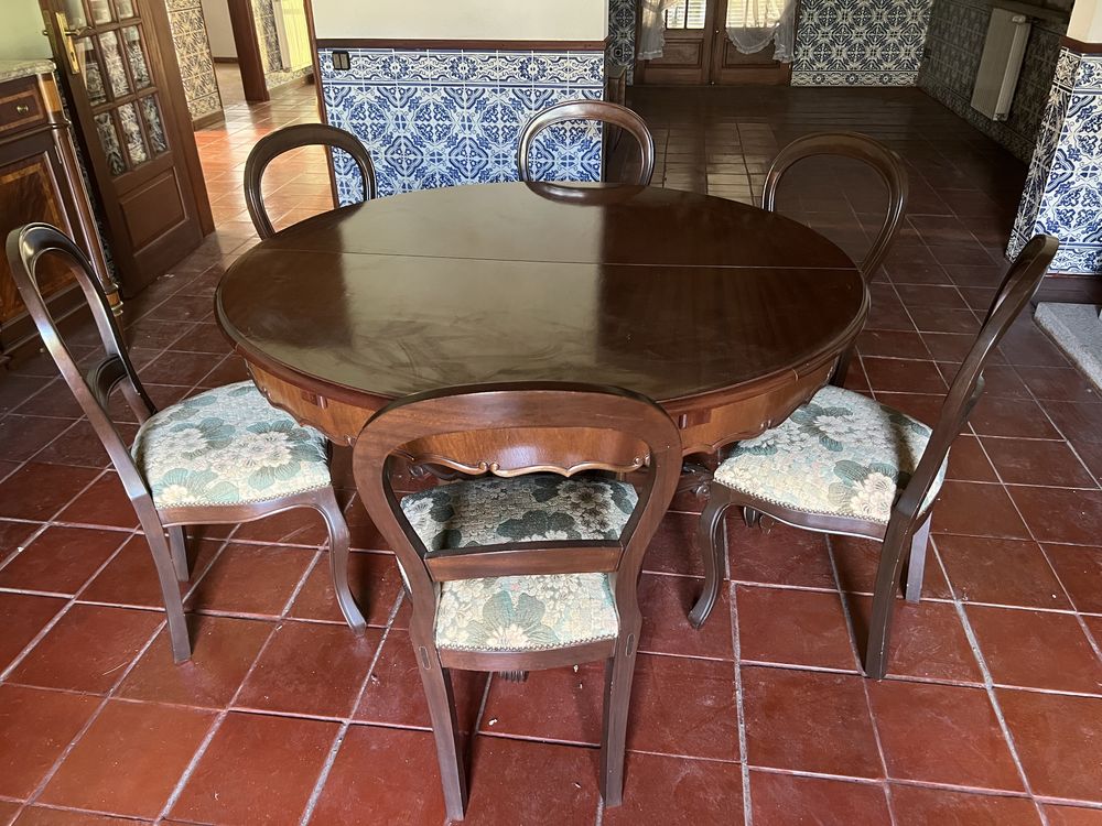 Mesa com 6 cadeiras