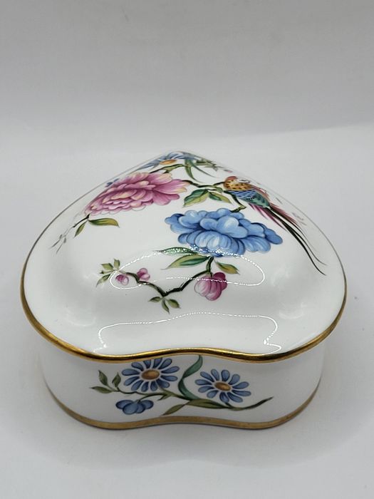 Porcelanowe pudełko na drobiazgi Spode