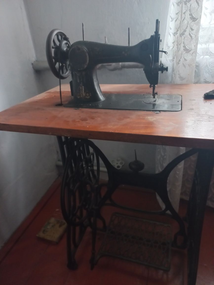 антикварна   ножна швейна  машина \верітас\ 1918рік.випуска   10000гр.