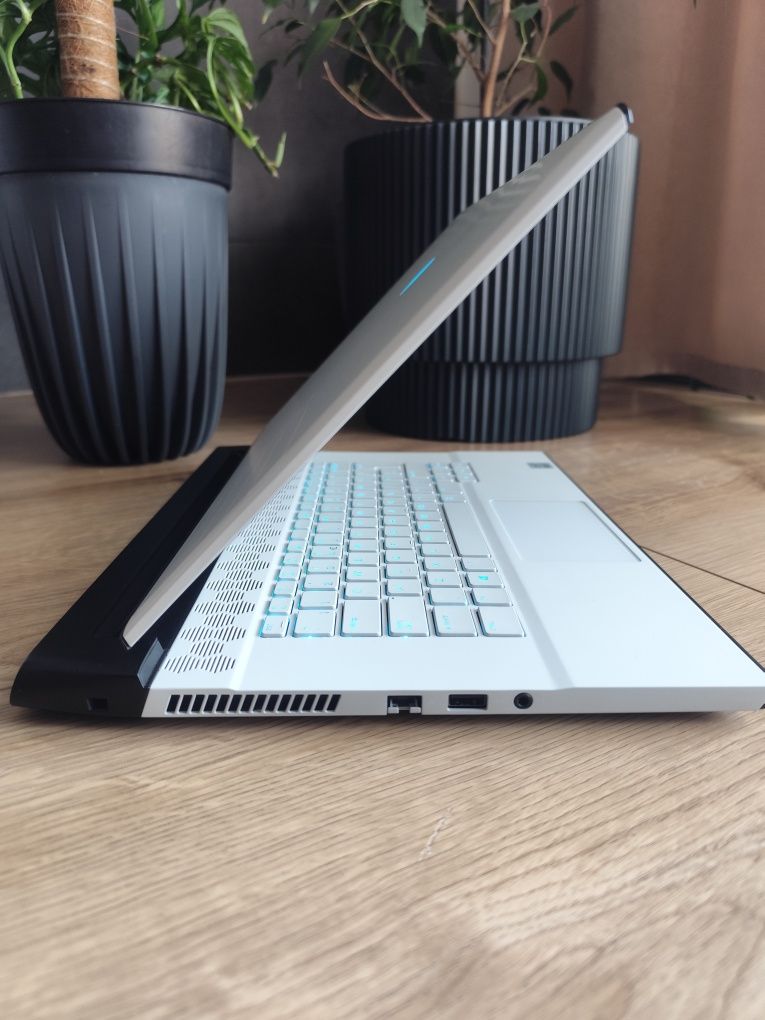 Dell AlienWareM15 R4 i9-10980HK 4K OLED 32GB RAM 2TB GeForce RTX3080