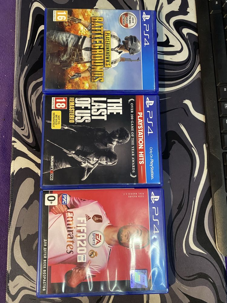 Продам приставку ps 4 в комплекті з джойстиками ти дисками
