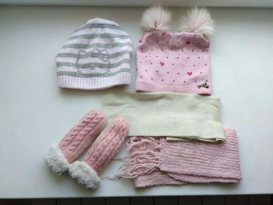 Зимняя шапка 2 шт, шарф 2 шт, рукавицы - набором Hello Kitty