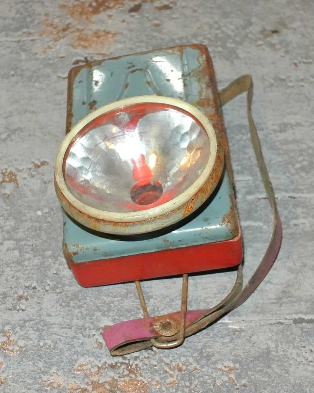 Stara latarka na płaskie baterie - retro