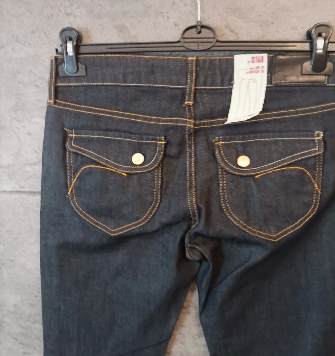 H&M,  modne spodnie jeansowe damskie, jeansy, szerokie nogaw