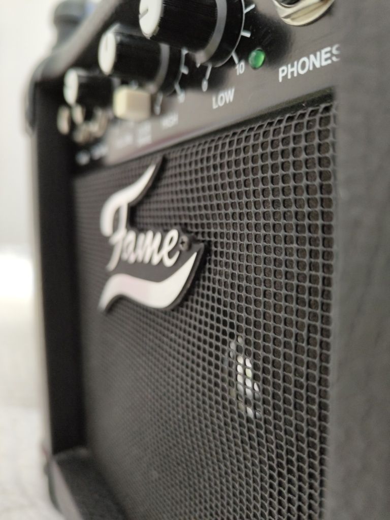 Amplificador, marca "Fame" - PL10 em bom estado