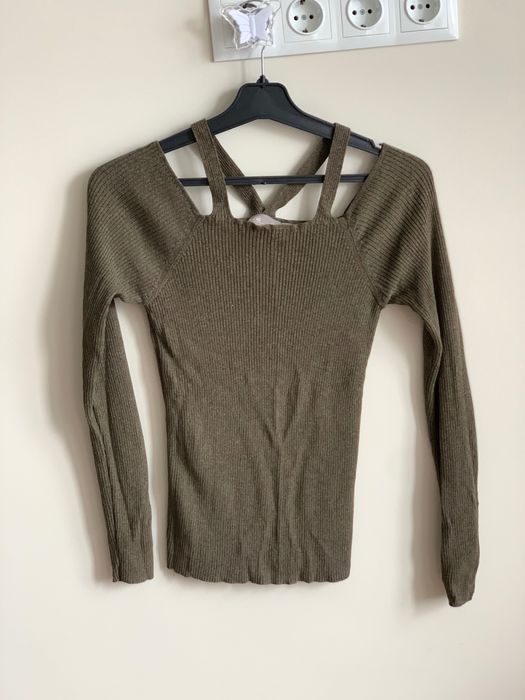 Стильна кофта з красивим вирізом на горловині