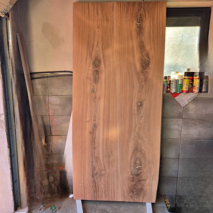 Nowoczesny stół dębowy.