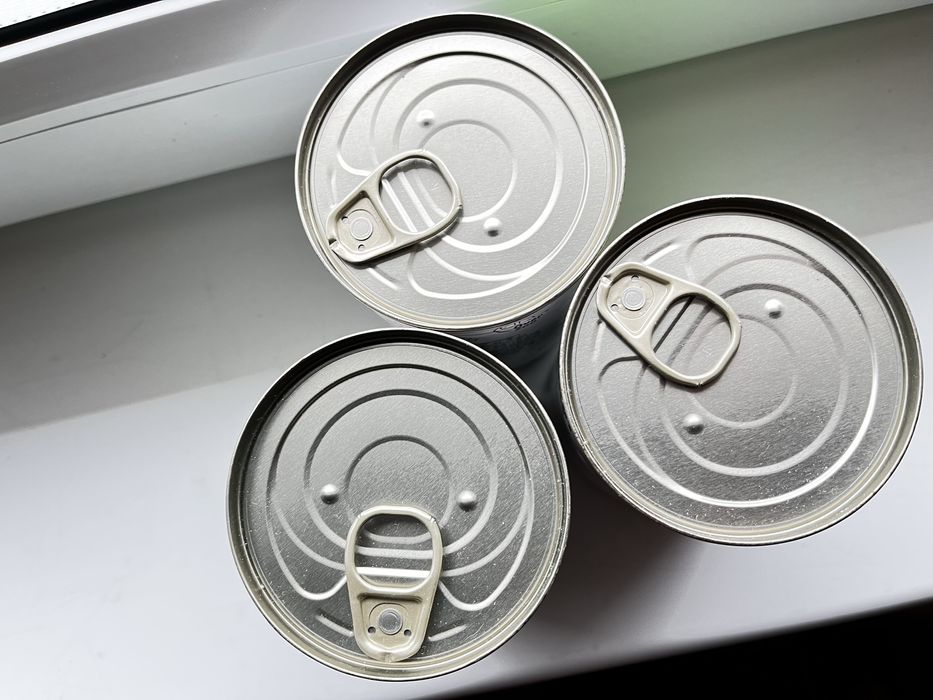 Karma dla piesków w puszce