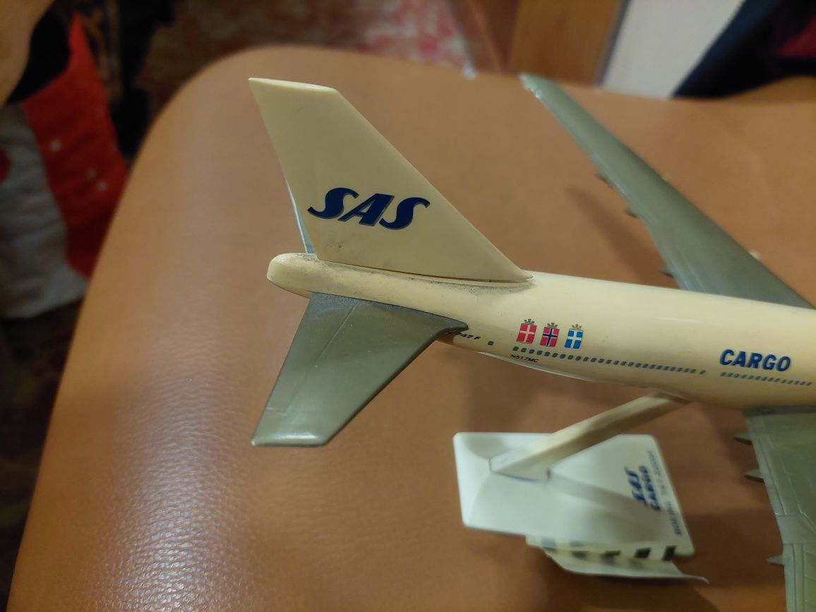 Modelo avião 747 200 sf boeing cargo sas