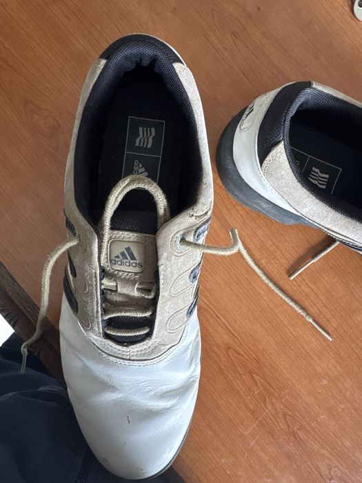 Sapato de golf como novos