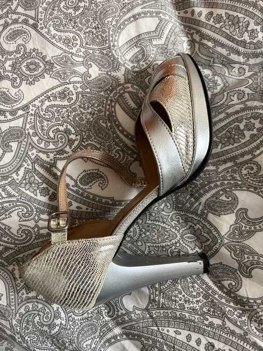 Sapatos altos, cor prata, número 37