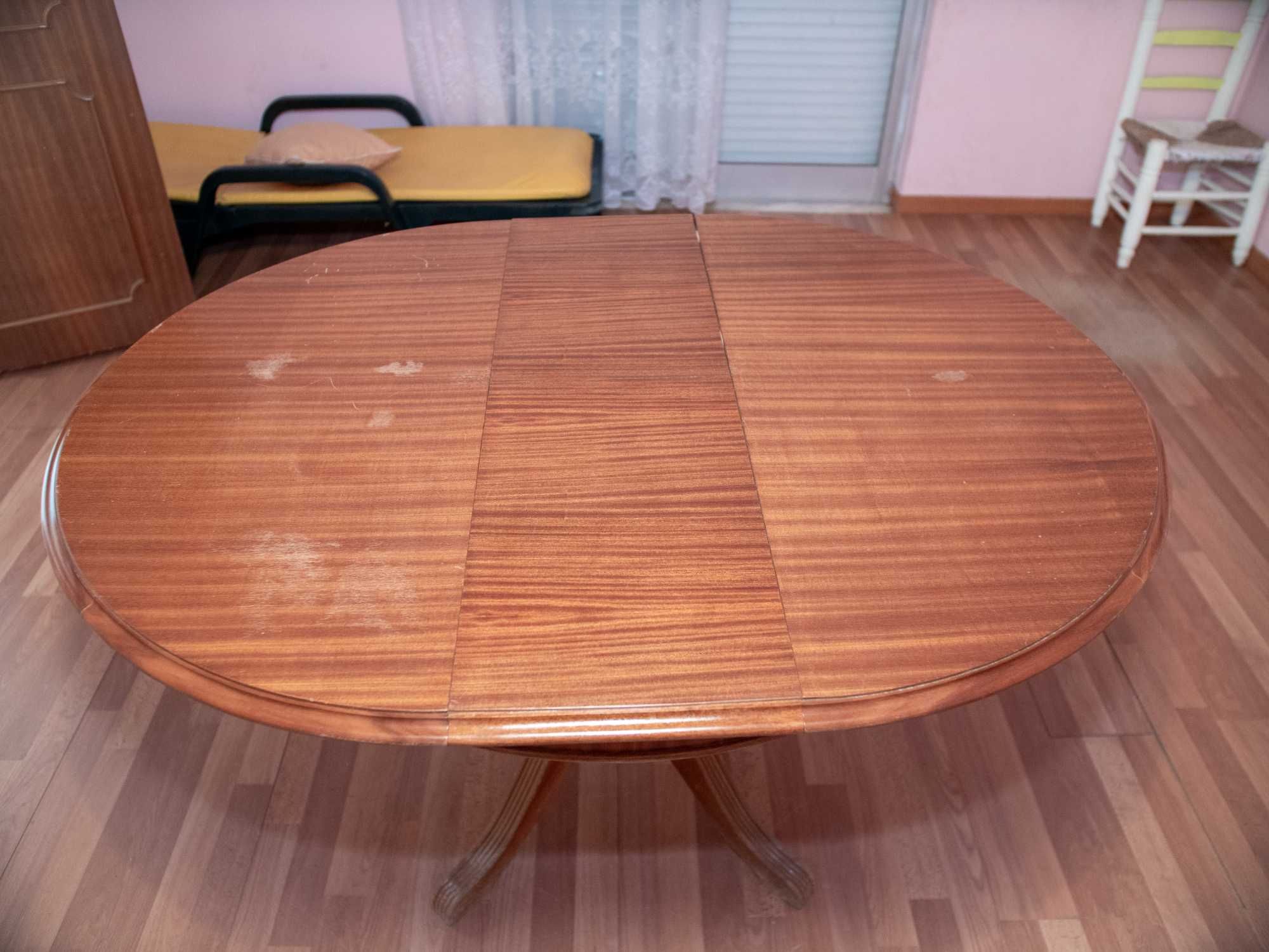 Mesa Redonda Extensível com 3 Cadeiras – Elegante e Funcional