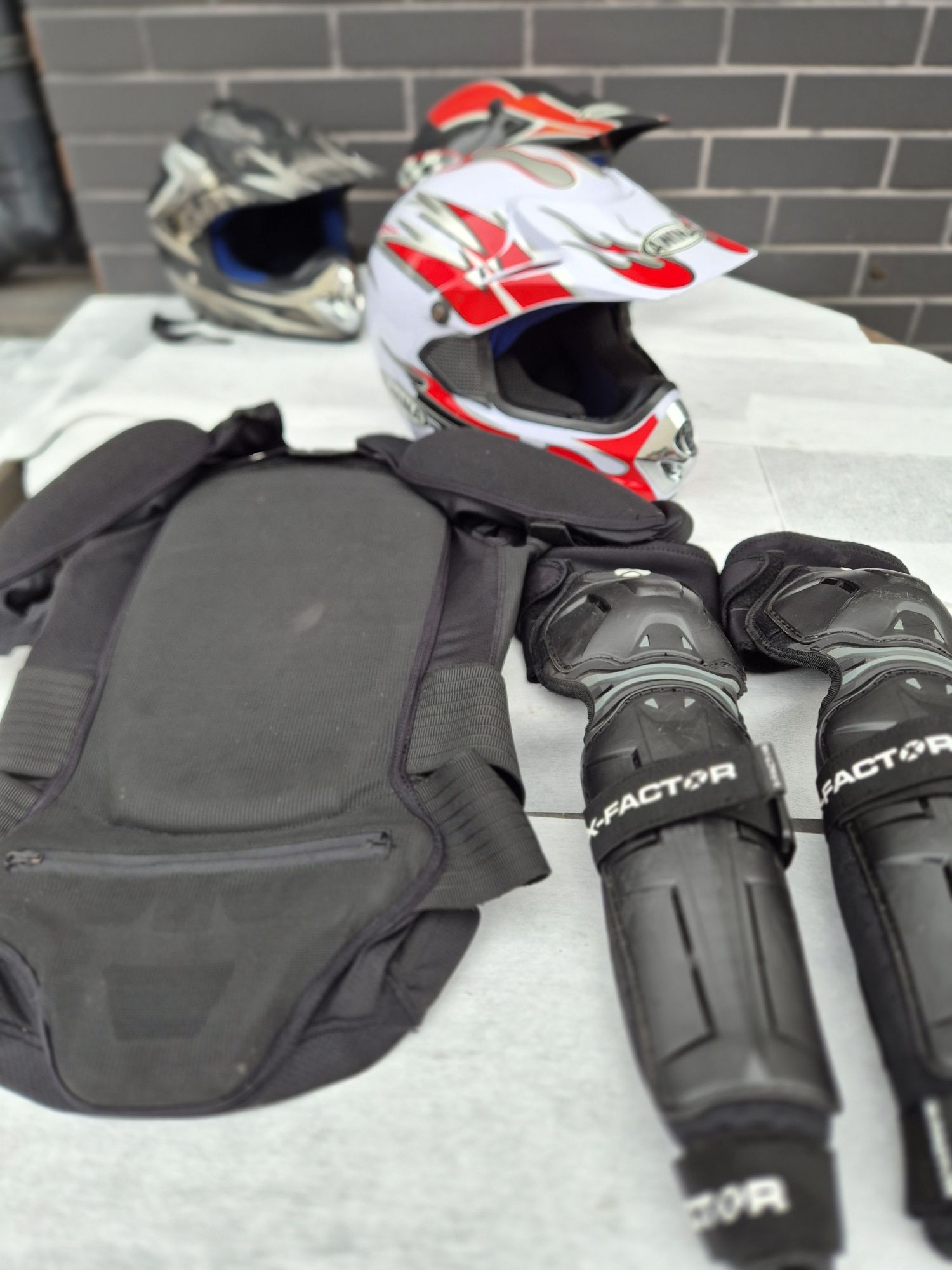 Ochraniacze X-factor nakolannik kask kolana  motor cross zbroja