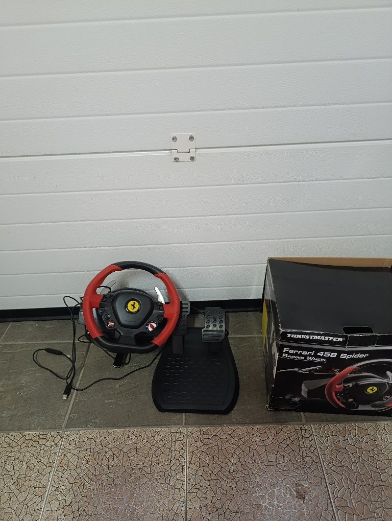 Vendo volante Ferrari para jogar com pedais incluídos