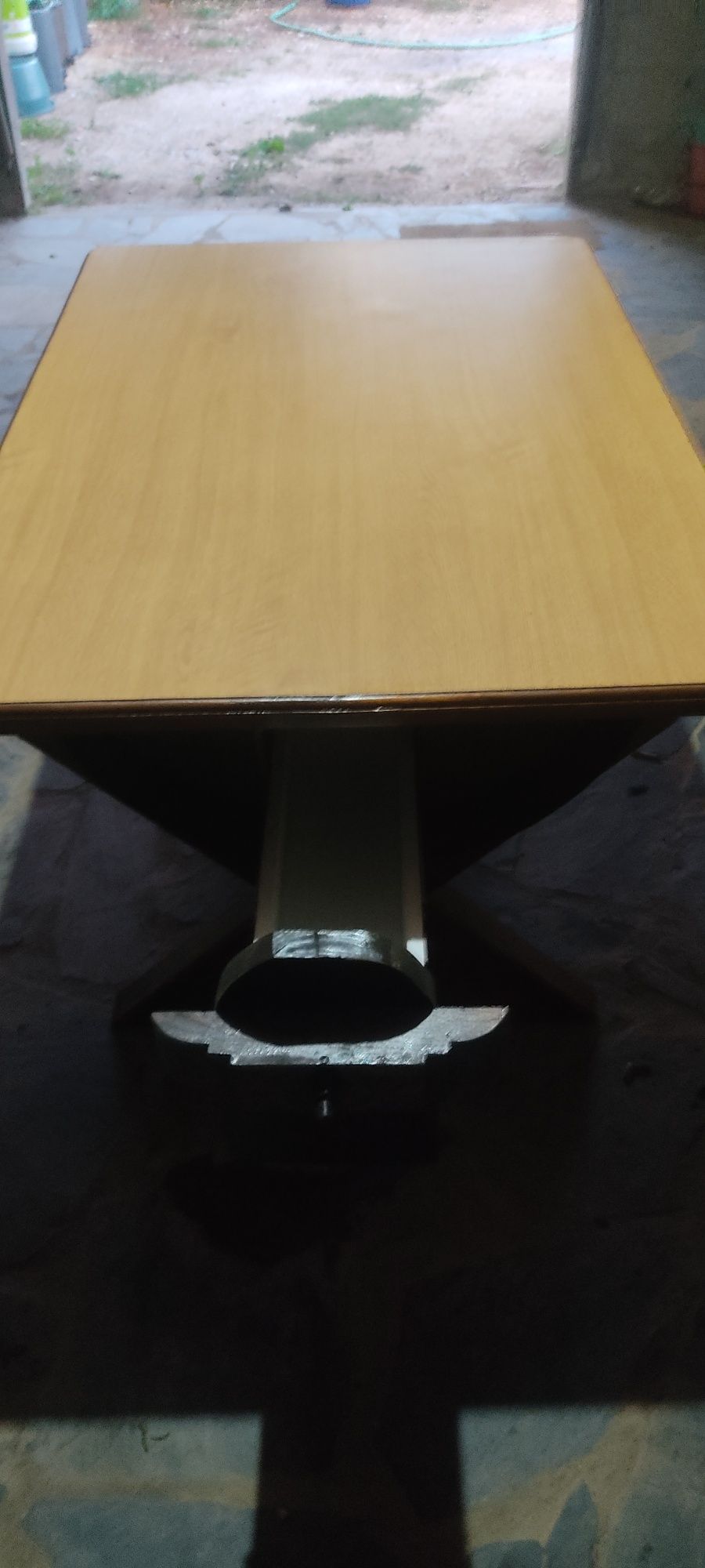 Mesa rústica feita de pipo