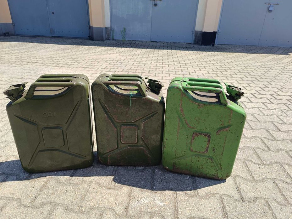 Sprzedam 3  metalowe kanistry