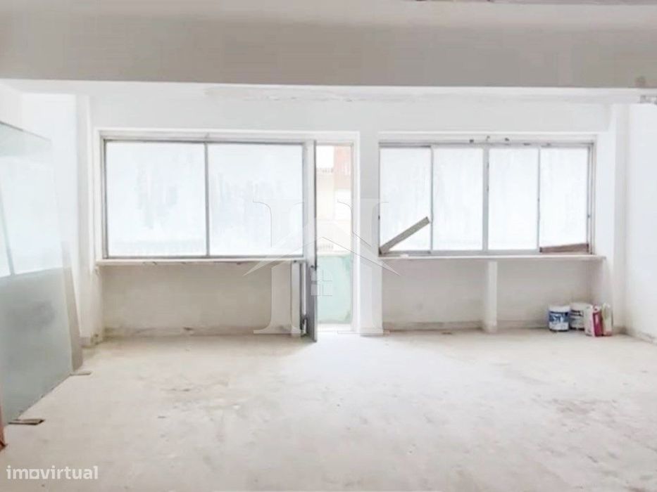 Loja no Cacém com 210m² e Acesso Direto à Rua Para Veículos