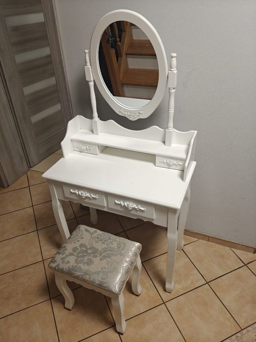 Toaletka biała z krzesłem