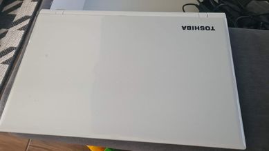 Toshiba laptop biały