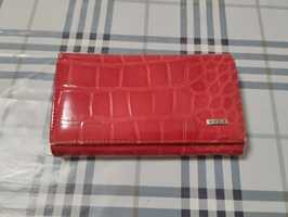 Czerwony błyszczący skórzany portfel damski Nicole długość 15 cm