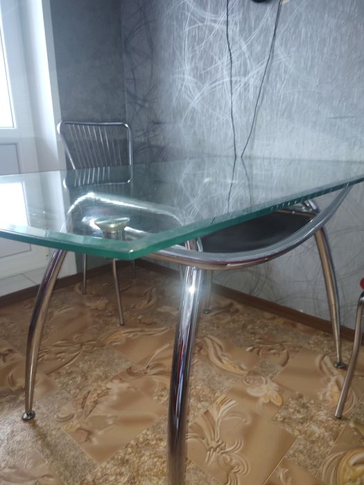 Стіл скляний обідній